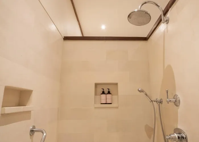 Oost Indies - Luxury Heritage Joglo, Prime Seminyak, Fully Staffed