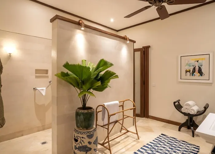 Oost Indies - Luxury Heritage Joglo, Prime Seminyak, Fully Staffed スミニャック