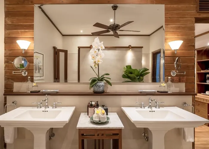 Oost Indies - Luxury Heritage Joglo, Prime Seminyak, Fully Staffed