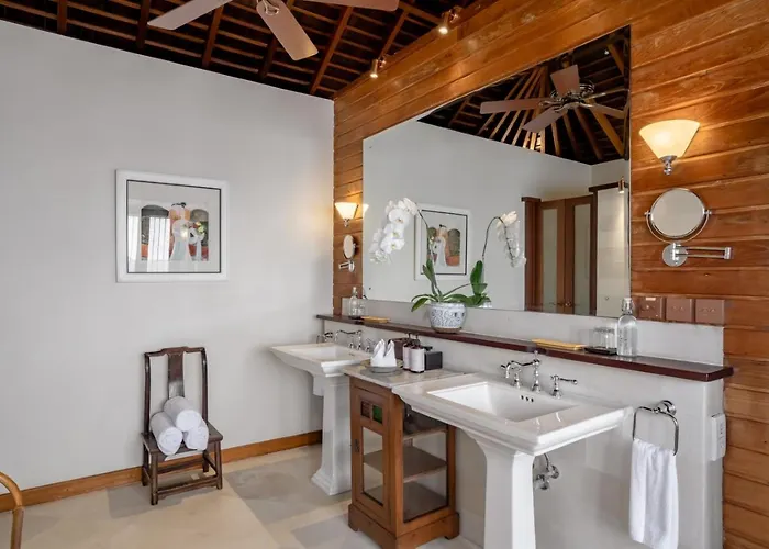 Oost Indies - Luxury Heritage Joglo, Prime Seminyak, Fully Staffed