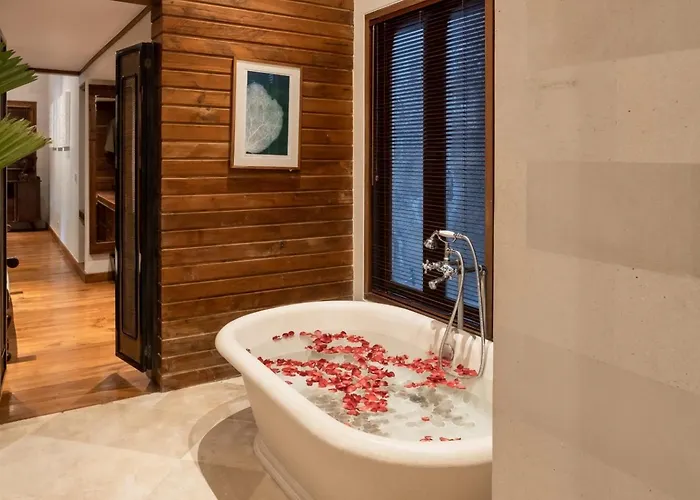 Oost Indies - Luxury Heritage Joglo, Prime Seminyak, Fully Staffed *