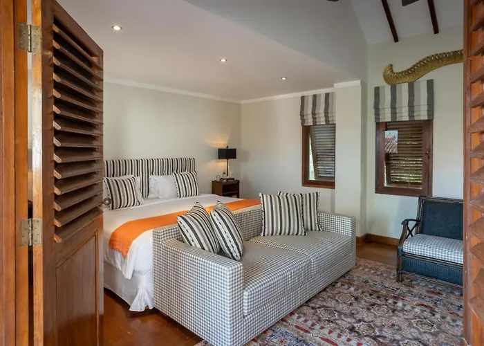 Oost Indies - Luxury Heritage Joglo, Prime Seminyak, Fully Staffed