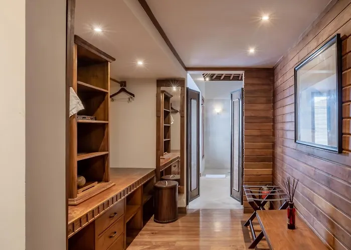 Oost Indies - Luxury Heritage Joglo, Prime Seminyak, Fully Staffed * スミニャック