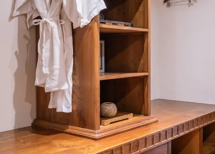 Oost Indies - Luxury Heritage Joglo, Prime Seminyak, Fully Staffed スミニャック