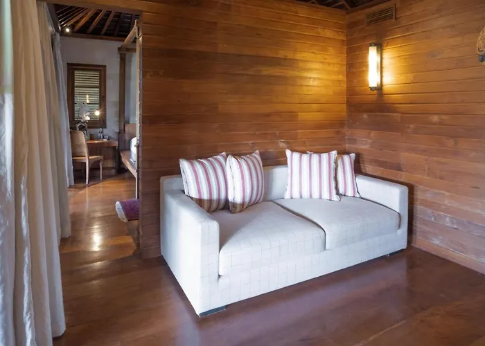 Oost Indies - Luxury Heritage Joglo, Prime Seminyak, Fully Staffed *