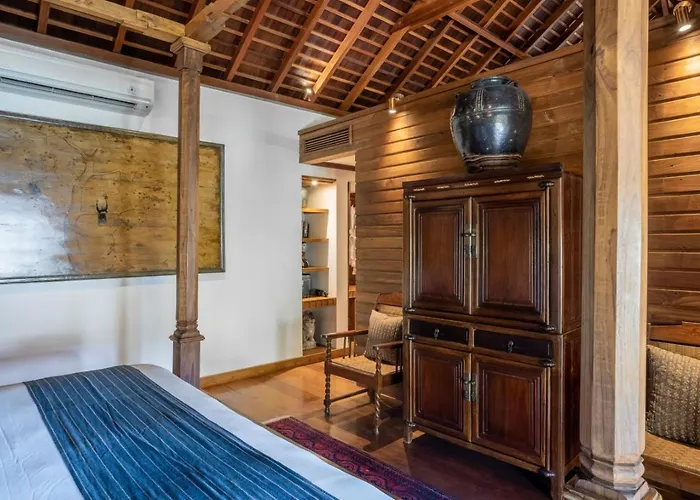 ヴィラ Oost Indies - Luxury Heritage Joglo, Prime Seminyak, Fully Staffed