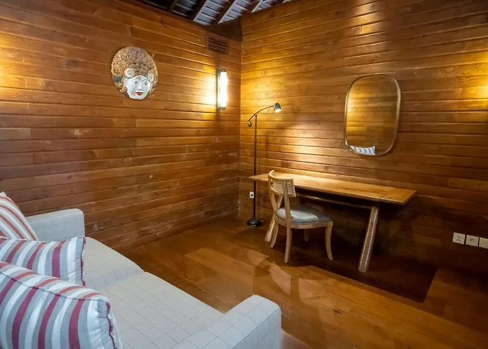Oost Indies - Luxury Heritage Joglo, Prime Seminyak, Fully Staffed